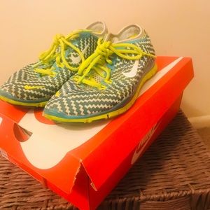 Women Nike shoes size 7